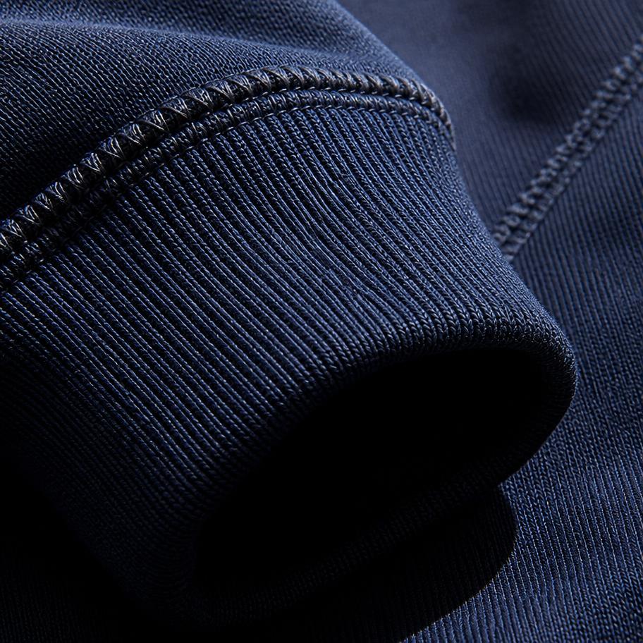 Nahaufnahme des Bündchens und der Nähte eines schweren Baumwoll-Sweatshirts